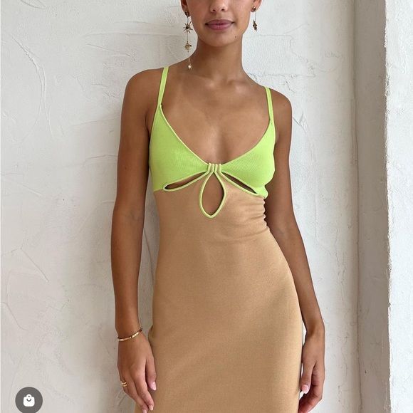GINIA VENICE KEYHOLE DRESS IN SAND/PISTACHIO - Picture 2 of 15